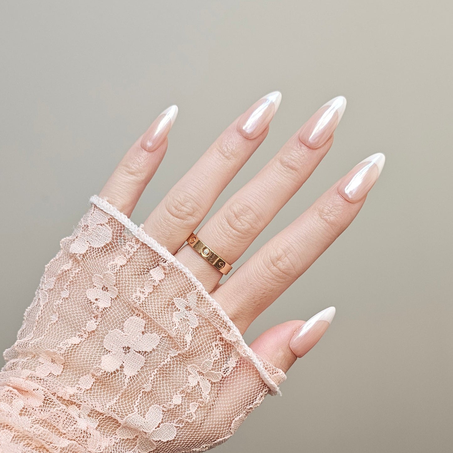 Aurora White (Medium Stiletto)
