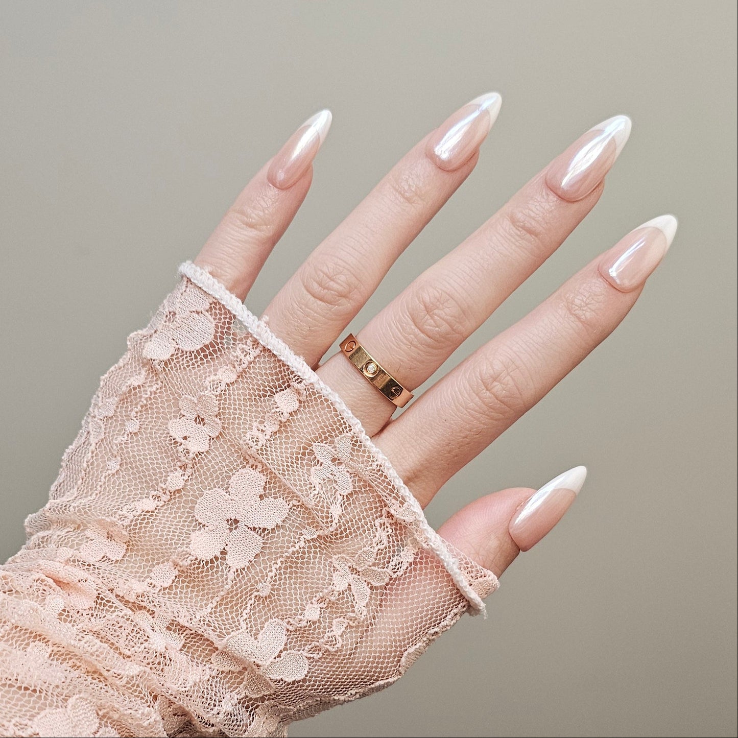 Aurora White (Medium Stiletto)